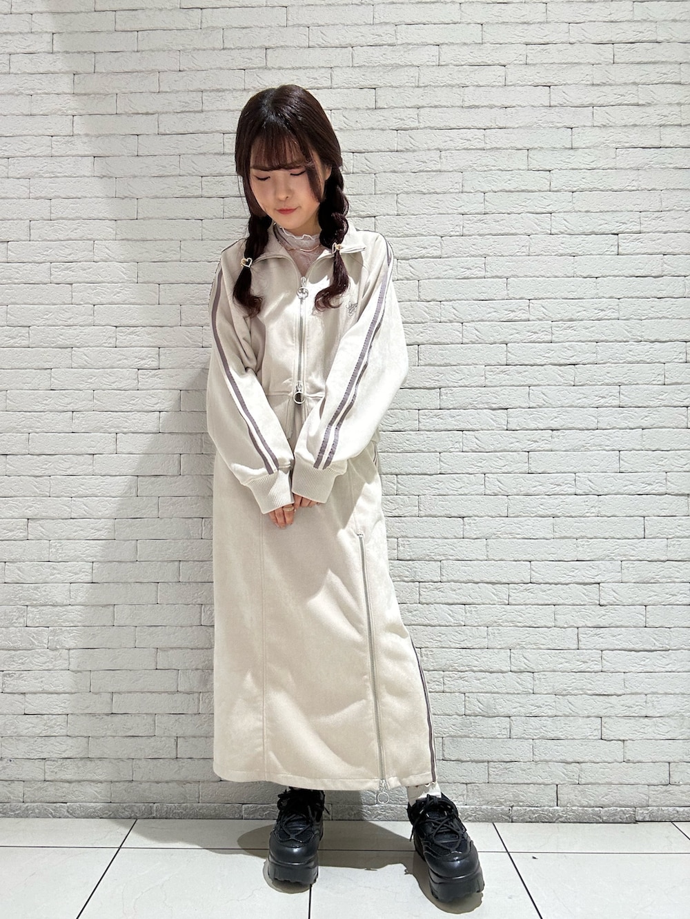 「axes femme、シンプルスタイル、ゆるコーデ、ワントーンコーデ、ハーフジップ、トラックジャケット、通勤コーデ、セットアップ、スニーカー、低身長」｜「axes femmeのカットスエードトラックジャケット（ジャージ、ホワイト系）」を使った、ありす(axesfemme)さん（レディース・153cm）の秋コーディネートの2枚目の写真