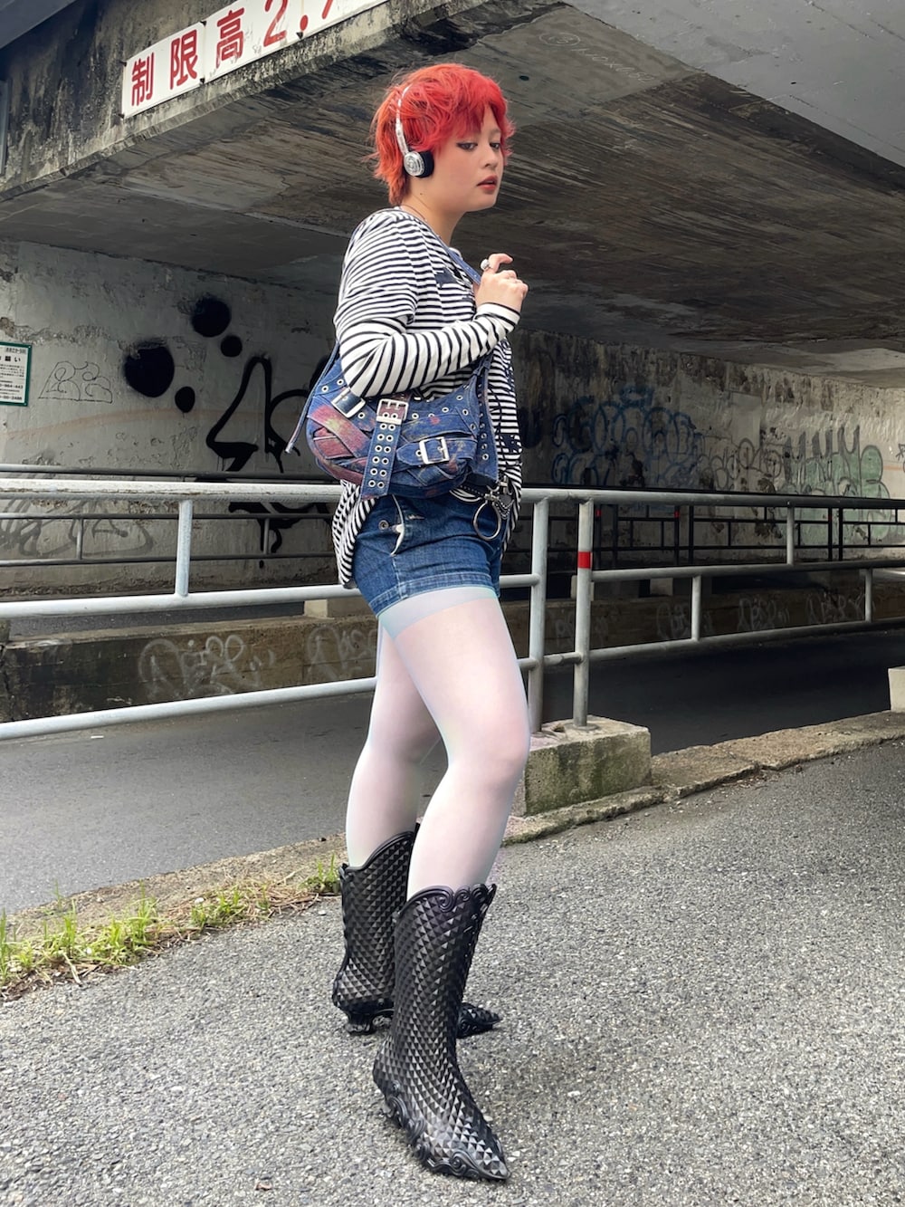 ホワイト系のトップス、ホワイト系のTシャツ/カットソー、ブルー系のパンツを着用したレディースの春コーディネートの2枚目の写真