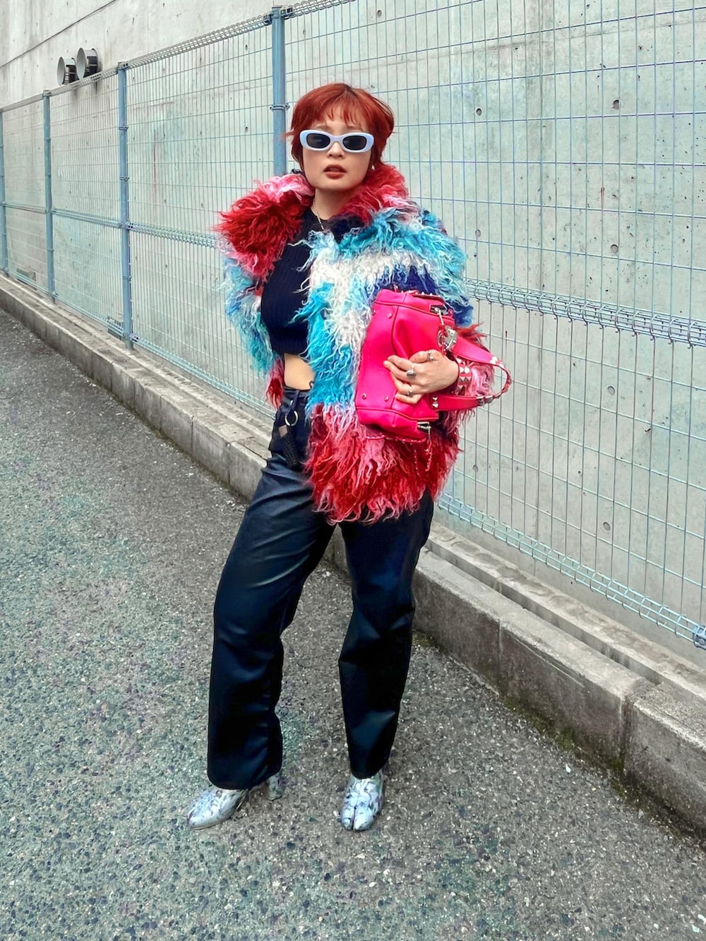 その他のテーラードジャケット、ブラック系のパンツ、ピンク系のバッグを着用したレディースの春コーディネートの2枚目の写真