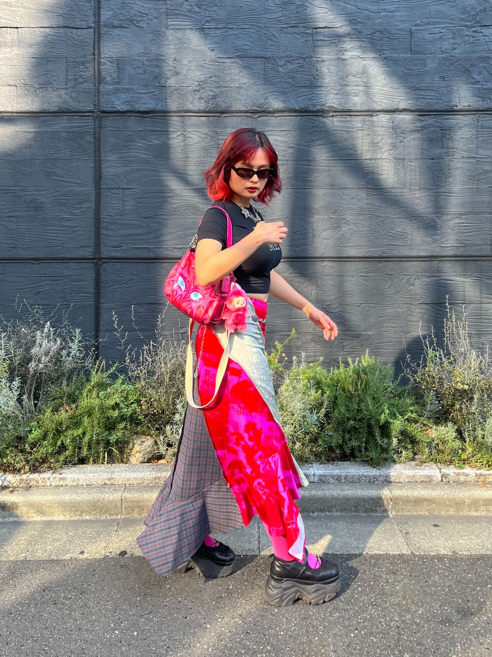 ピンク系のショルダーバッグを着用したレディースの秋コーディネートの2枚目の写真