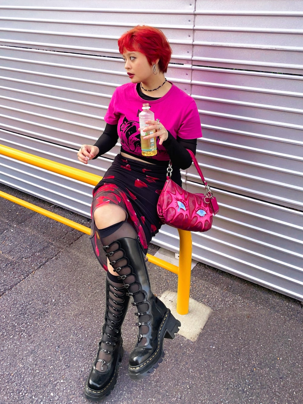レッド系のTシャツ/カットソー、レッド系のバッグ、ブラック系のスカートを着用したレディースの春コーディネートの2枚目の写真