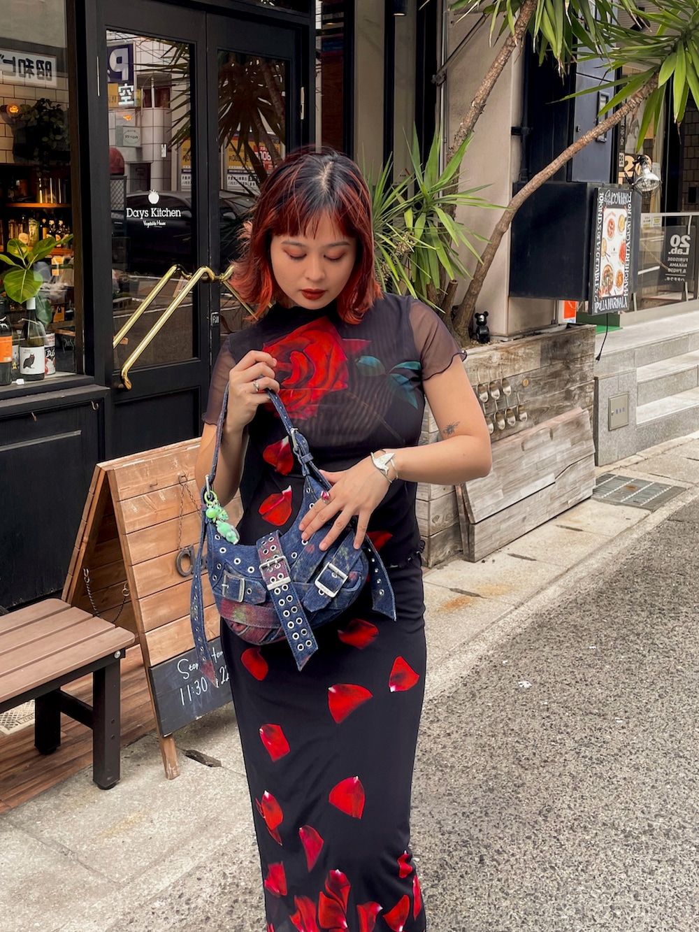 ブラック系のTシャツ/カットソー、ブラック系のスカート、ブラック系のブーツを着用したレディースの秋コーディネートの2枚目の写真