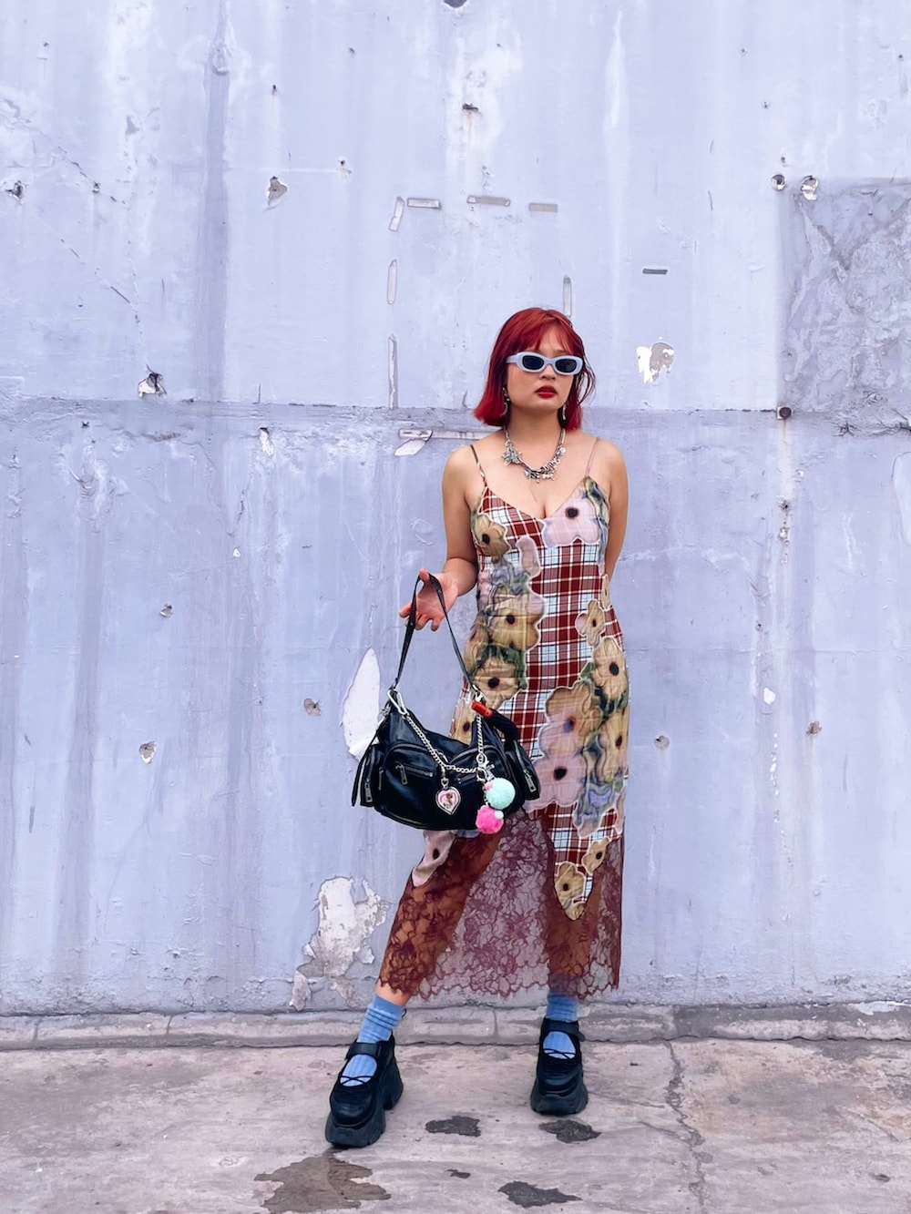 その他のワンピース、ブラック系のショルダーバッグ、ブルー系のソックス/靴下を着用したレディースの春コーディネートの2枚目の写真