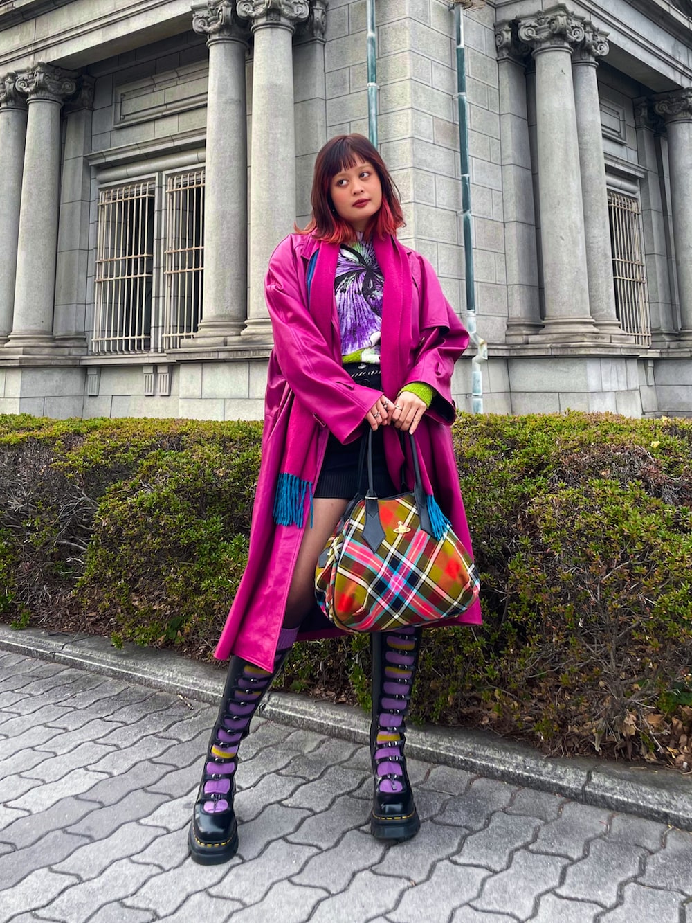 その他のハンドバッグ、ブラック系のブーツ、レッド系のニット/セーターを着用したレディースの冬コーディネートの2枚目の写真