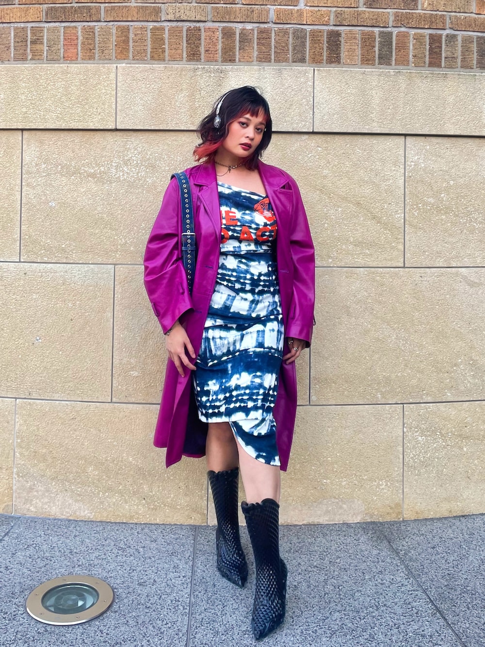 ブルー系のトップス、ブルー系のスカート、ブルー系のハンドバッグを着用したレディースの秋コーディネートの2枚目の写真