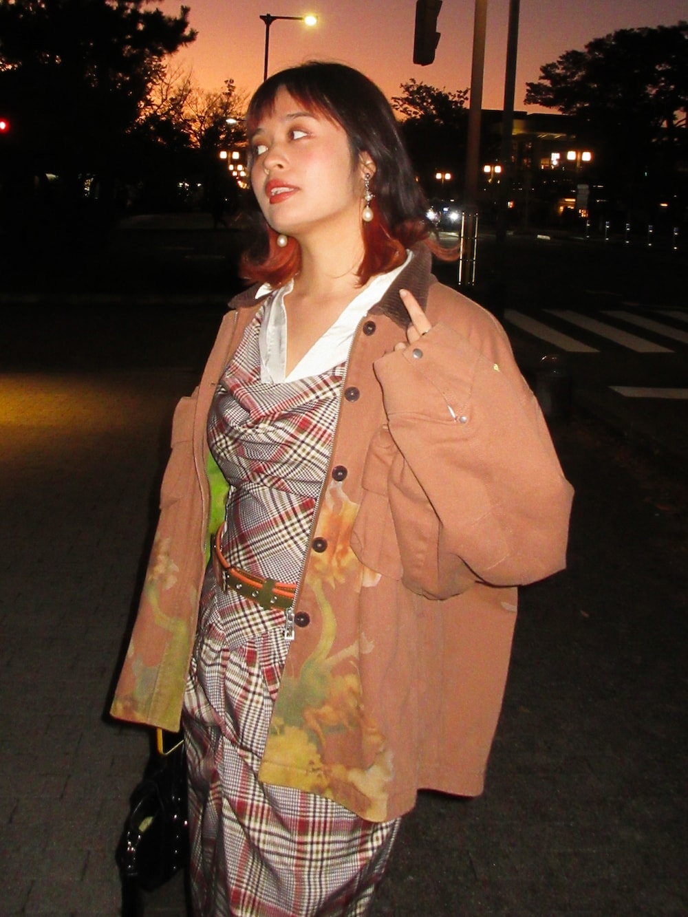 ブラウン系のワンピース/ドレス、ブラック系のブーツ、ブラウン系のその他アウターを着用したレディースの冬コーディネートの2枚目の写真