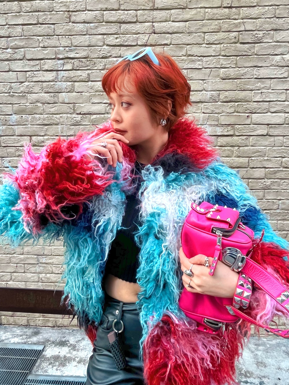 その他のテーラードジャケット、ブラック系のパンツ、ピンク系のバッグを着用したレディースの春コーディネートの3枚目の写真