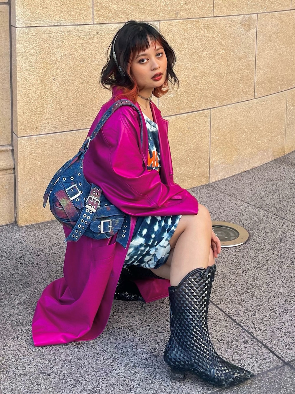 ブルー系のトップス、ブルー系のスカート、ブルー系のハンドバッグを着用したレディースの秋コーディネートの3枚目の写真