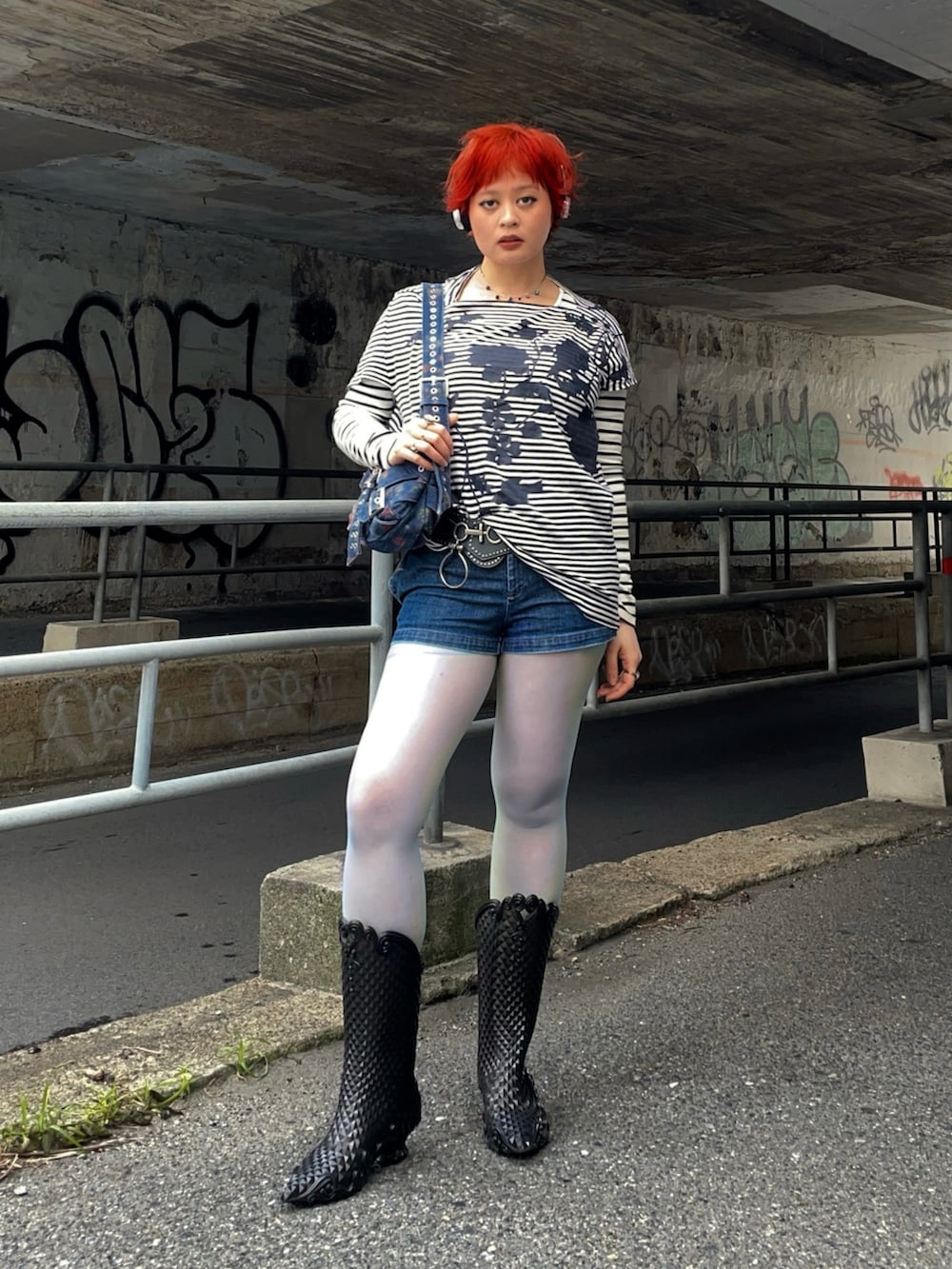 ホワイト系のトップス、ホワイト系のTシャツ/カットソー、ブルー系のパンツを着用したレディースの春コーディネートの3枚目の写真