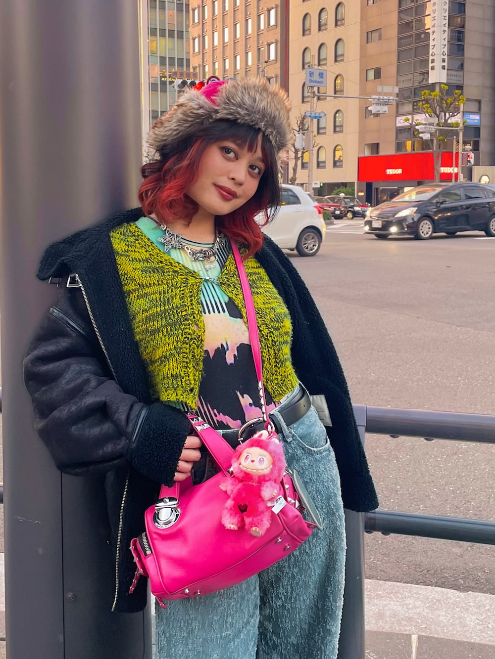 グリーン系のTシャツ/カットソー、ブルー系のデニムパンツ、ピンク系のバッグを着用したレディースの秋コーディネートの2枚目の写真