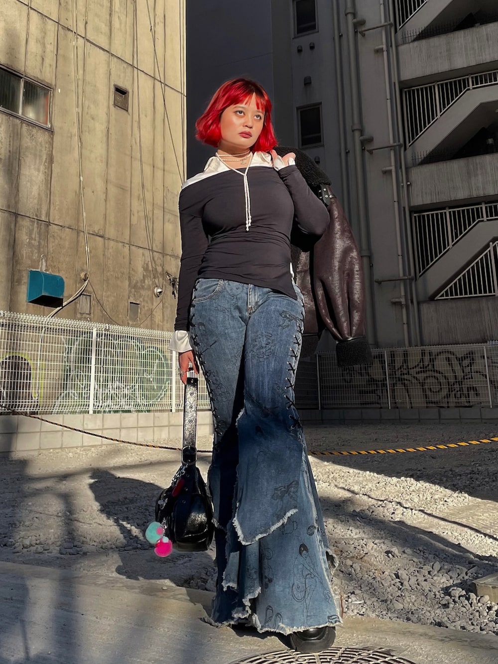 「オトナカジュアル、ラフコーデ、大人女子、フレアパンツ、フレアデニム、アシンメトリー、ストリートコーデ」｜「Abercrombie&Fitchのアイテム（トップス、ブラック系）」を使った、pammadlaさん（レディース・158cm）の冬コーディネートの4枚目の写真