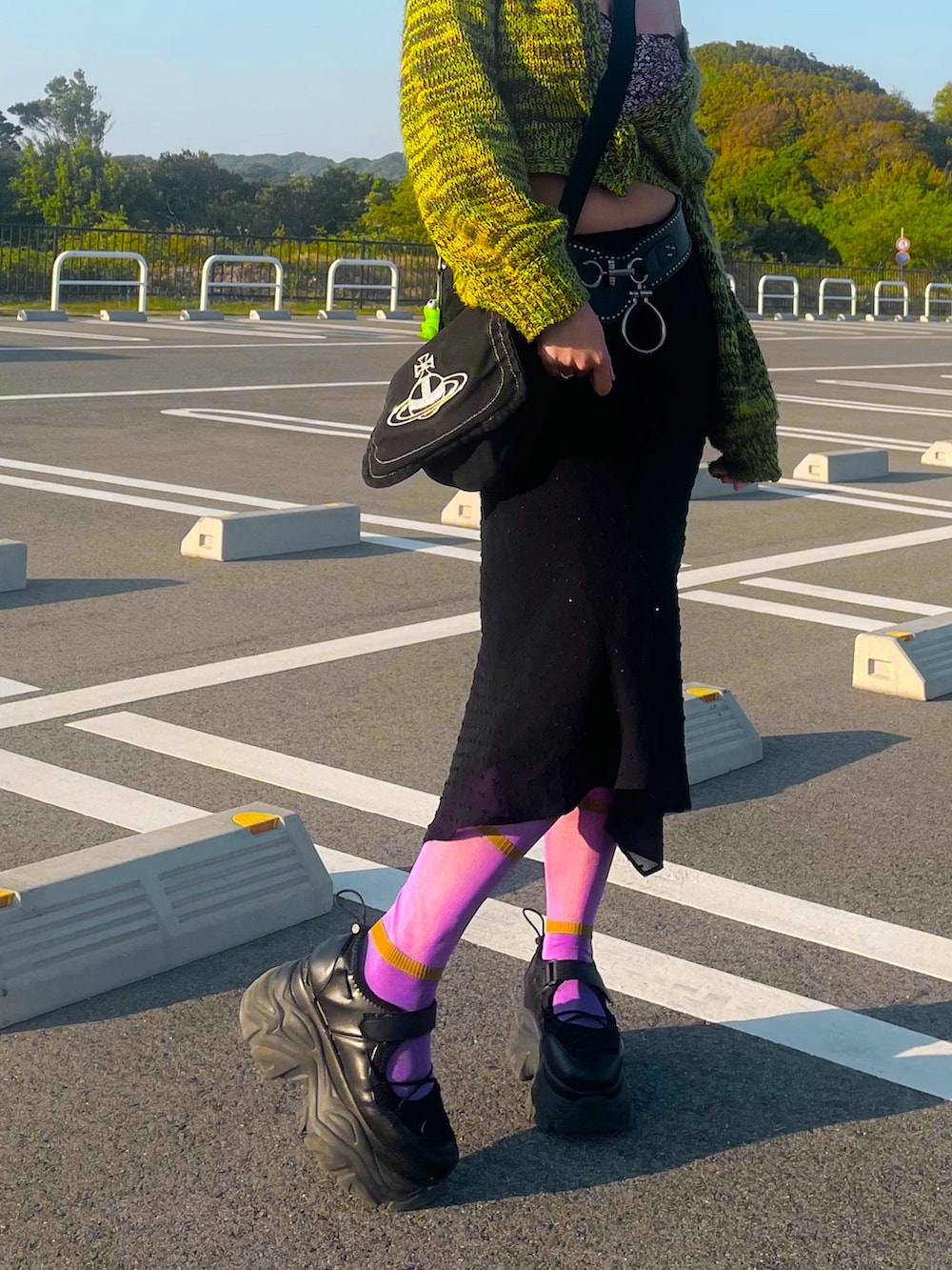 ブラック系のスカート、その他のキャミソール、パープル系のソックス/靴下を着用したレディースの春コーディネートの2枚目の写真