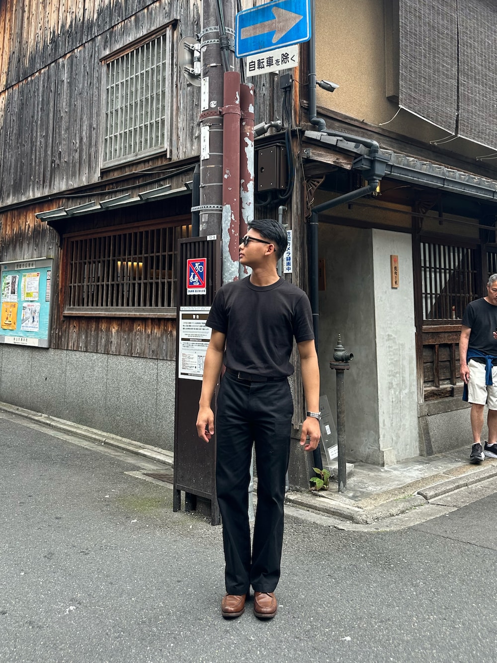 ブラック系のTシャツ/カットソー、ブラック系のその他パンツ、ブラウン系のローファーを着用したメンズの秋コーディネートの2枚目の写真