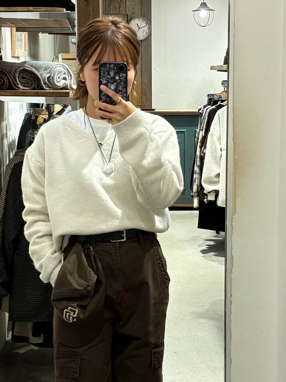 ホワイト系のニット/セーターを着用したレディースの冬コーディネートの3枚目の写真