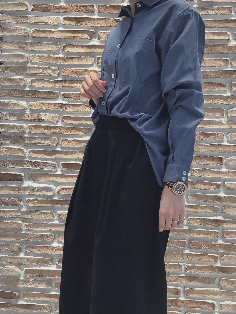 ブルー系のシャツ/ブラウスを着用したレディースの秋コーディネートの3枚目の写真