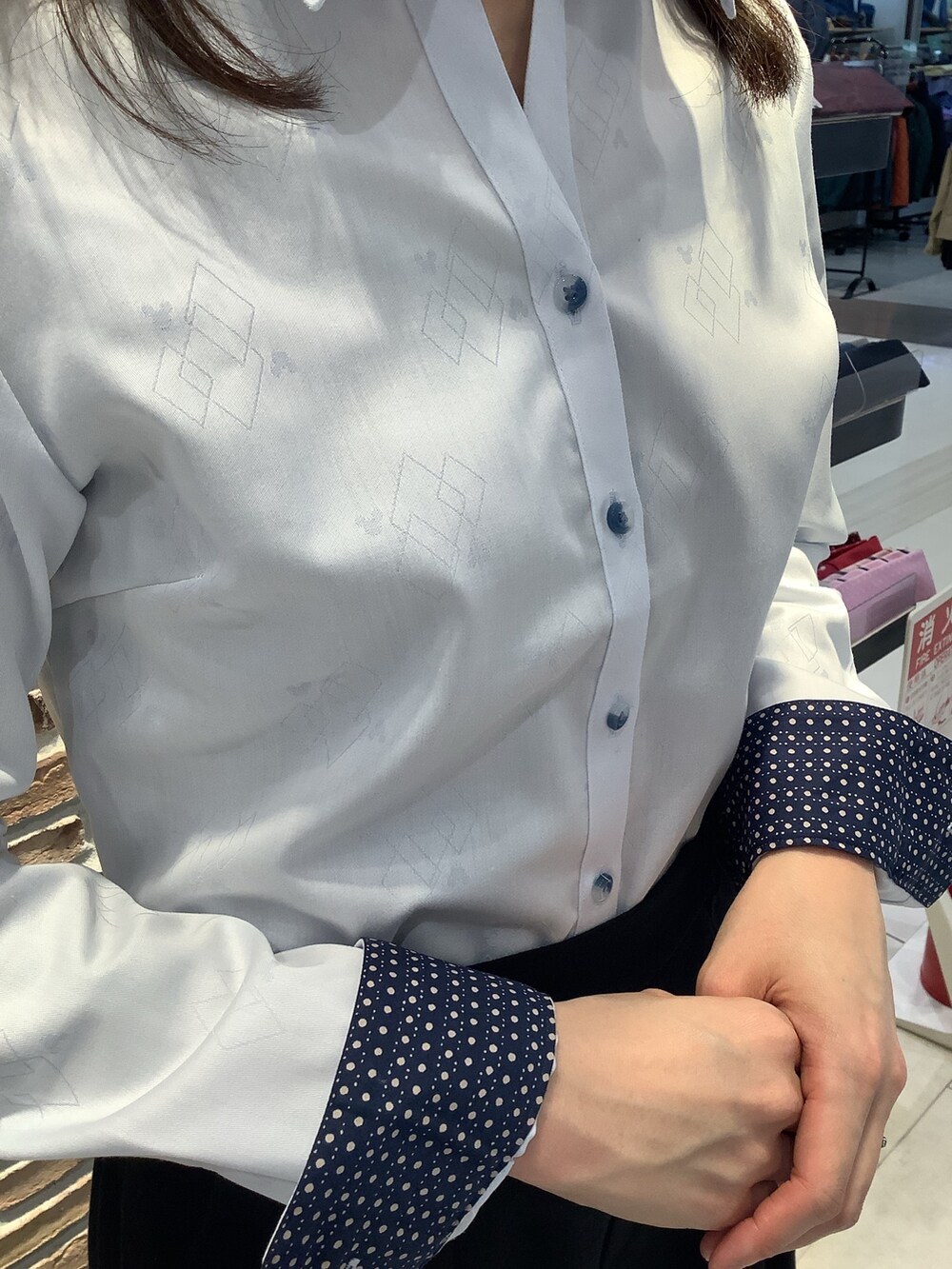 ブルー系のビジネスシャツを着用したレディースの春コーディネートの2枚目の写真