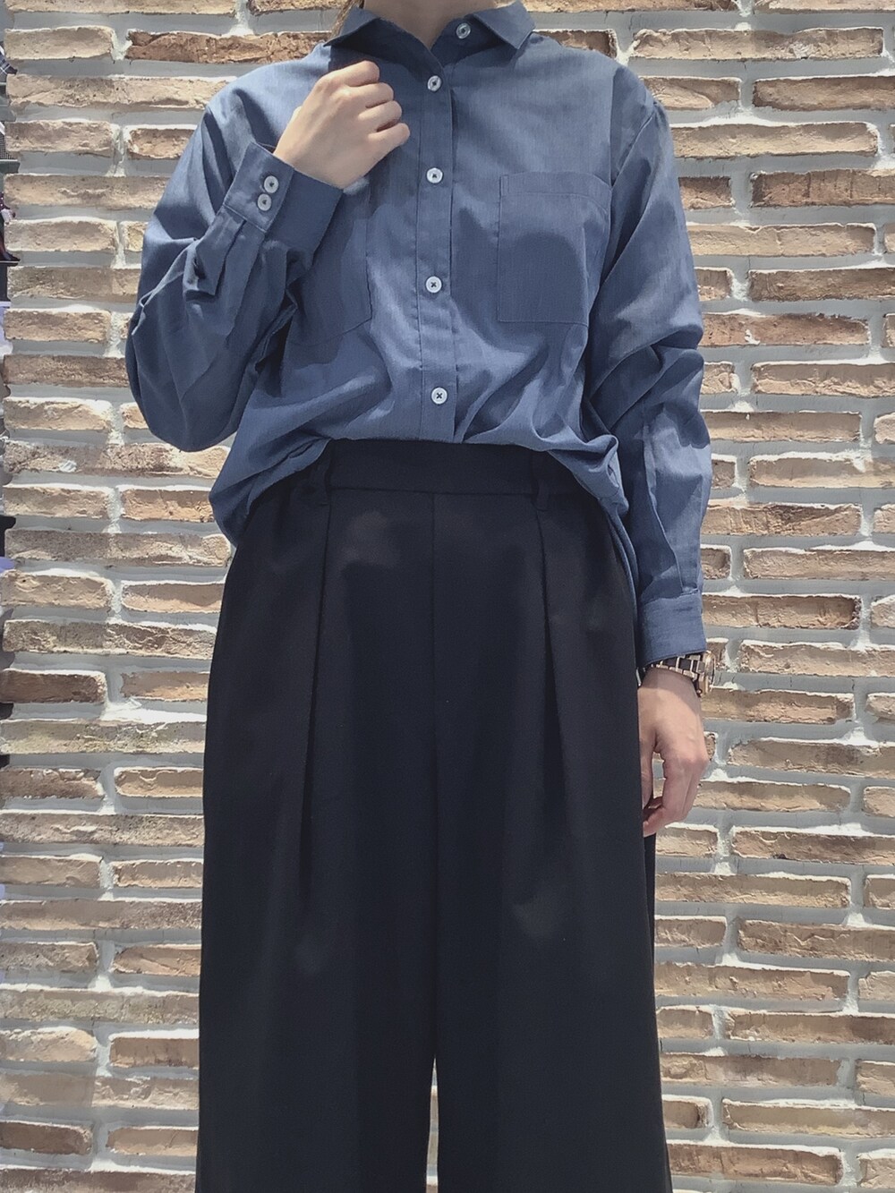 ブルー系のシャツ/ブラウスを着用したレディースの秋コーディネートの2枚目の写真