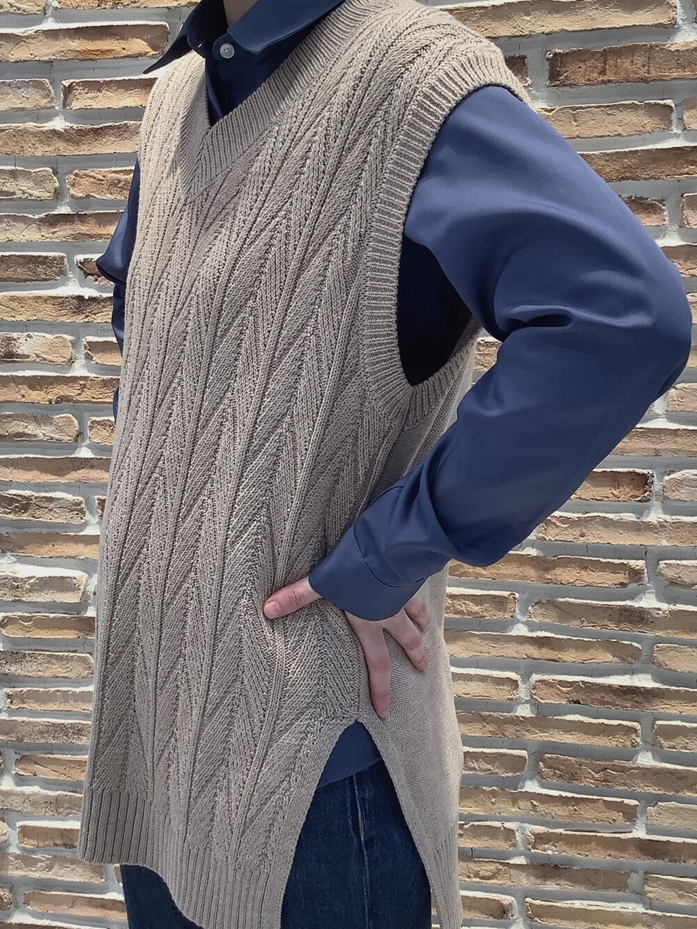 ベージュ系のベスト、ブルー系のビジネスシャツを着用したレディースの秋コーディネートの3枚目の写真