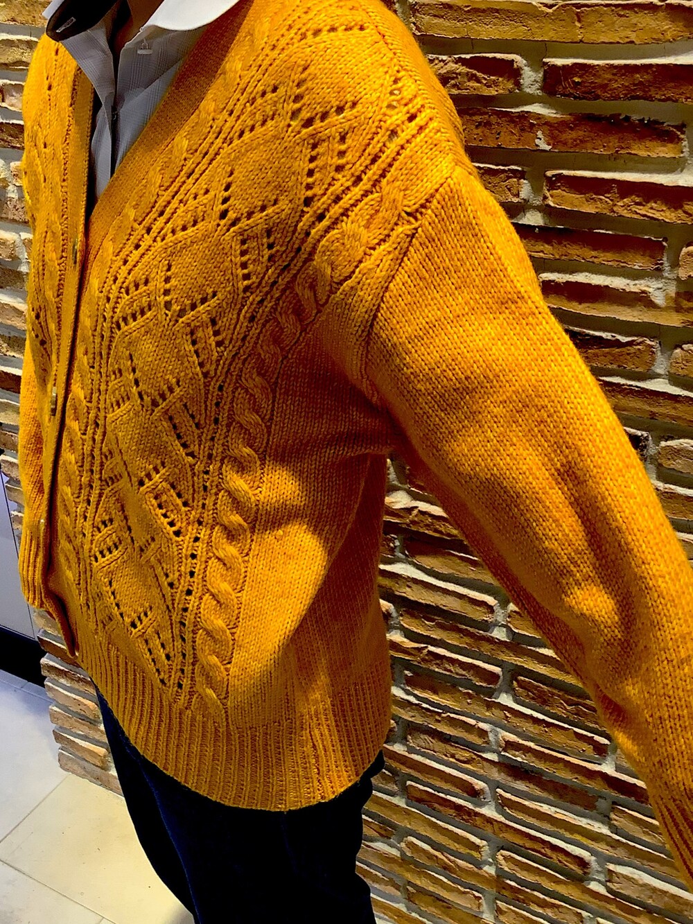 イエロー系のカーディガン/ボレロを着用したレディースの秋コーディネートの3枚目の写真