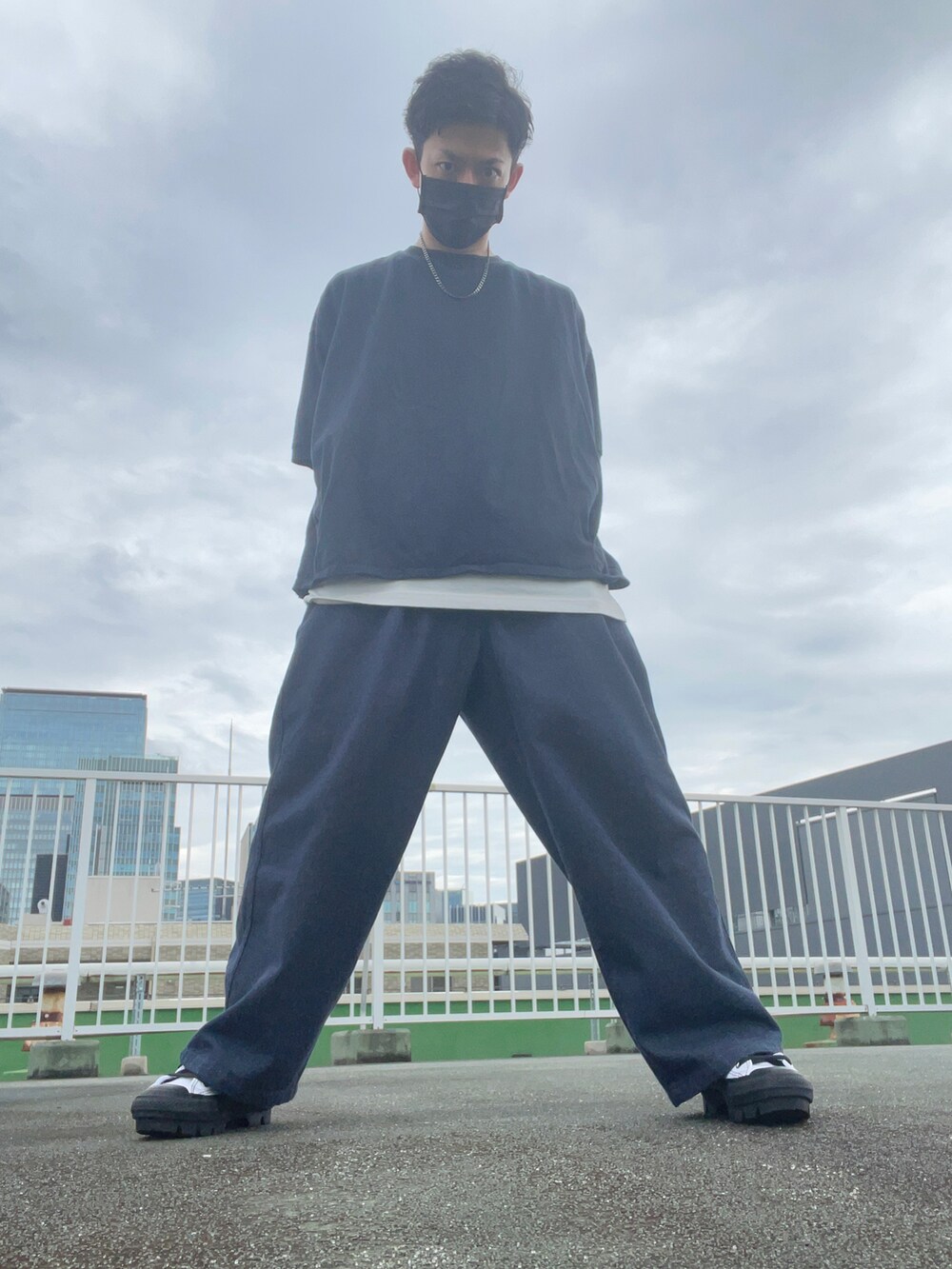 ホワイト系のシューズ、ブルー系のスラックス、ホワイト系のタンクトップを着用したメンズの夏コーディネートの3枚目の写真