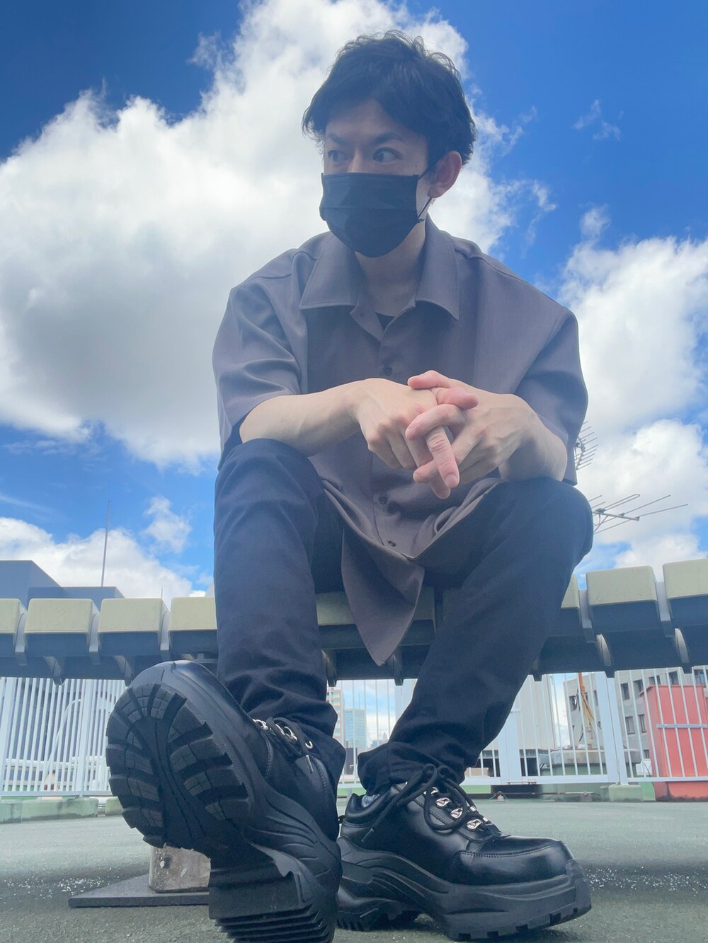 グレー系のシャツ/ブラウス、ブラック系のデニムパンツ、ブラック系のスニーカーを着用したメンズの夏コーディネートの2枚目の写真