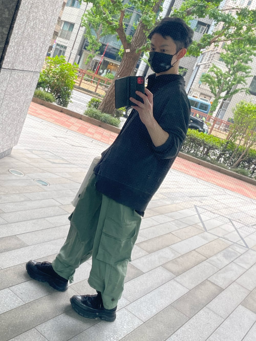 ブラック系のシャツ/ブラウス、ブラック系のカーディガン/ボレロ、グリーン系のカーゴパンツを着用したメンズの春コーディネートの2枚目の写真