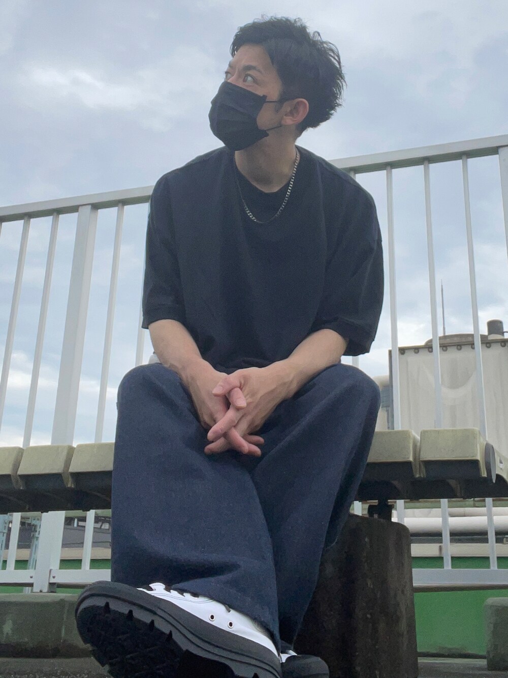 ホワイト系のシューズ、ブルー系のスラックス、ホワイト系のタンクトップを着用したメンズの夏コーディネートの2枚目の写真