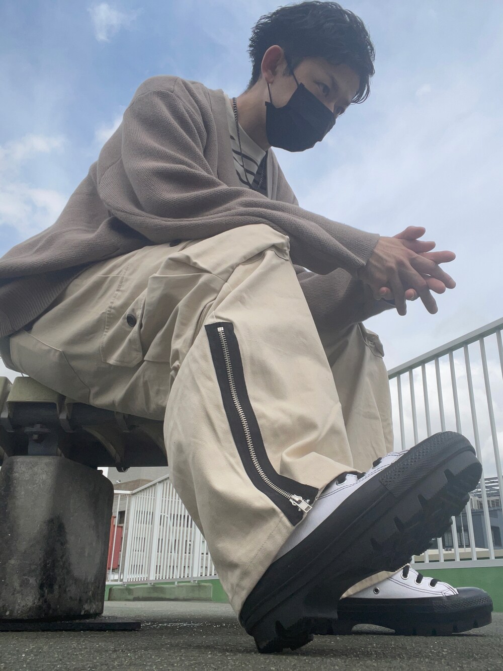 ベージュ系のカーディガン/ボレロ、ホワイト系のカーゴパンツ、ブラウン系のTシャツ/カットソーを着用したメンズの夏コーディネートの3枚目の写真