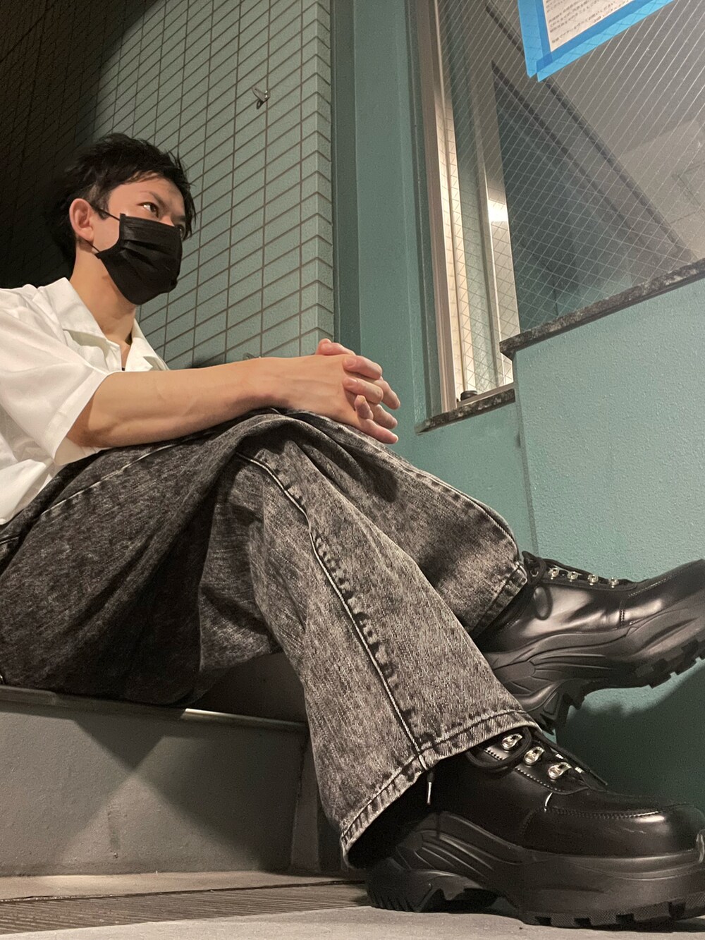 ホワイト系のシャツ/ブラウス、ブラック系のデニムパンツ、ブラック系のスニーカーを着用したメンズの夏コーディネートの2枚目の写真