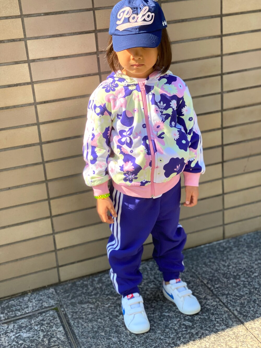 その他のセットアップ、ホワイト系のスニーカー、ブルー系のキャップを着用したキッズの秋コーディネートの2枚目の写真