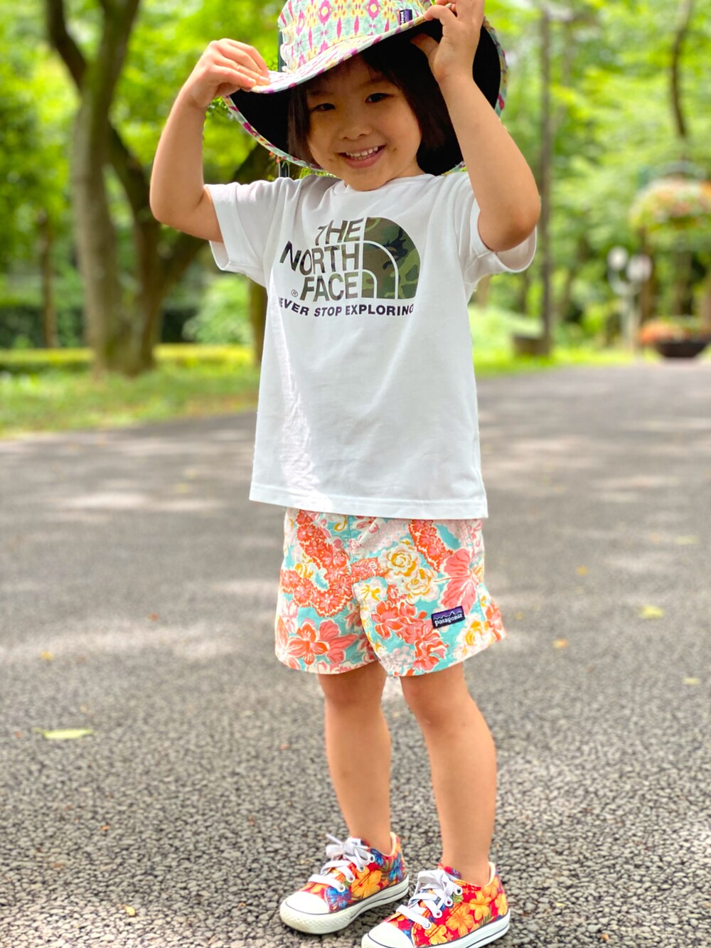 ホワイト系のTシャツ/カットソー、その他のその他パンツ、その他のスニーカーを着用したキッズの夏コーディネートの3枚目の写真