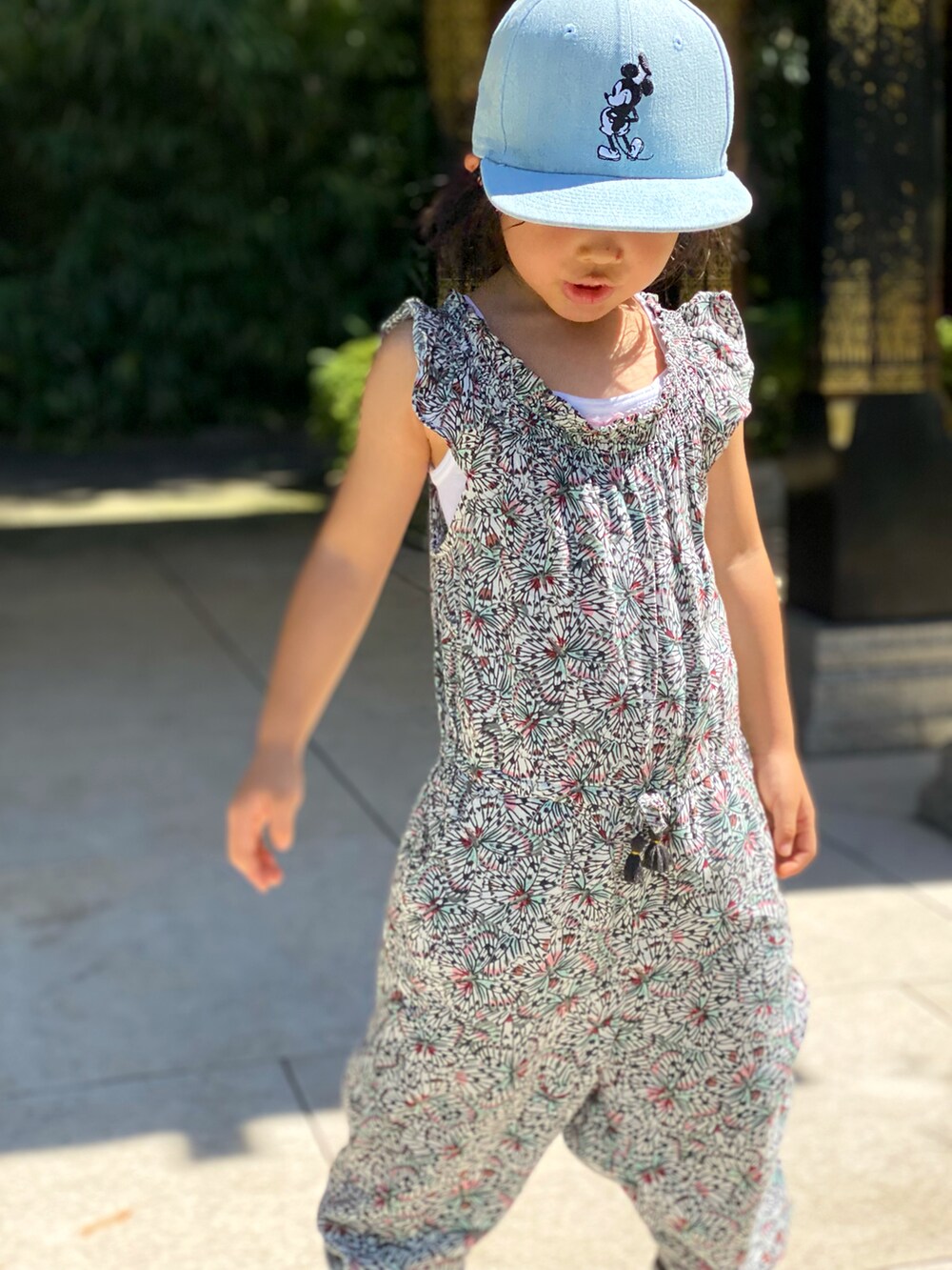 「サロペット、夏コーデ、ニューエラ、キャップ、バンズ、スニーカー」｜「NEW ERAの【NEWERA】CHILD 950 MICKEY BAC / 【ニューエラ】（キャップ、ブルー系）」を使った、Rin&Rayさん（キッズ・100cm）の秋コーディネートの2枚目の写真