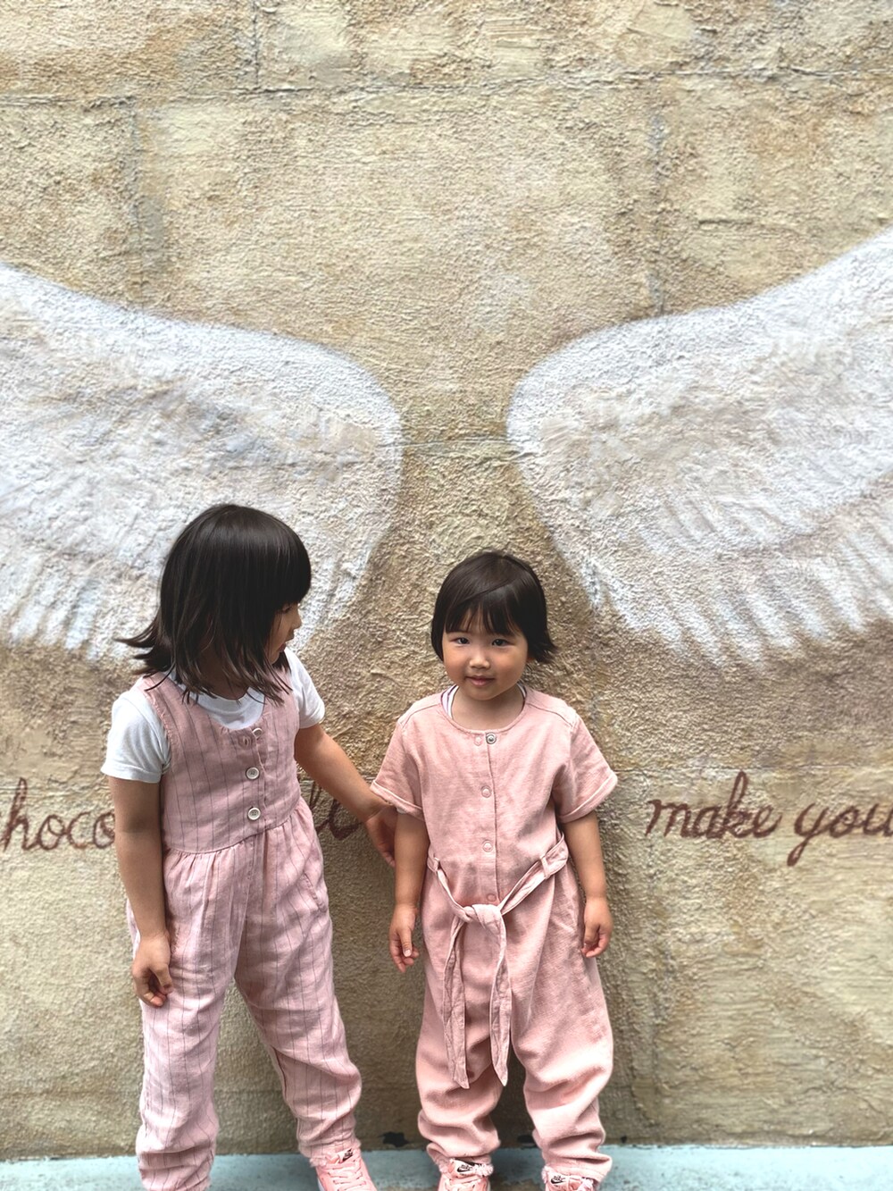 「姉妹コーデ、ピンク、サロペット、お出かけコーデ日記、エアフォースワン、NIKE、プチプラ」｜「ZARAのアイテム（サロペット/オーバーオール、ピンク系）」を使った、Rin&Rayさん（キッズ・100cm）の春コーディネートの2枚目の写真