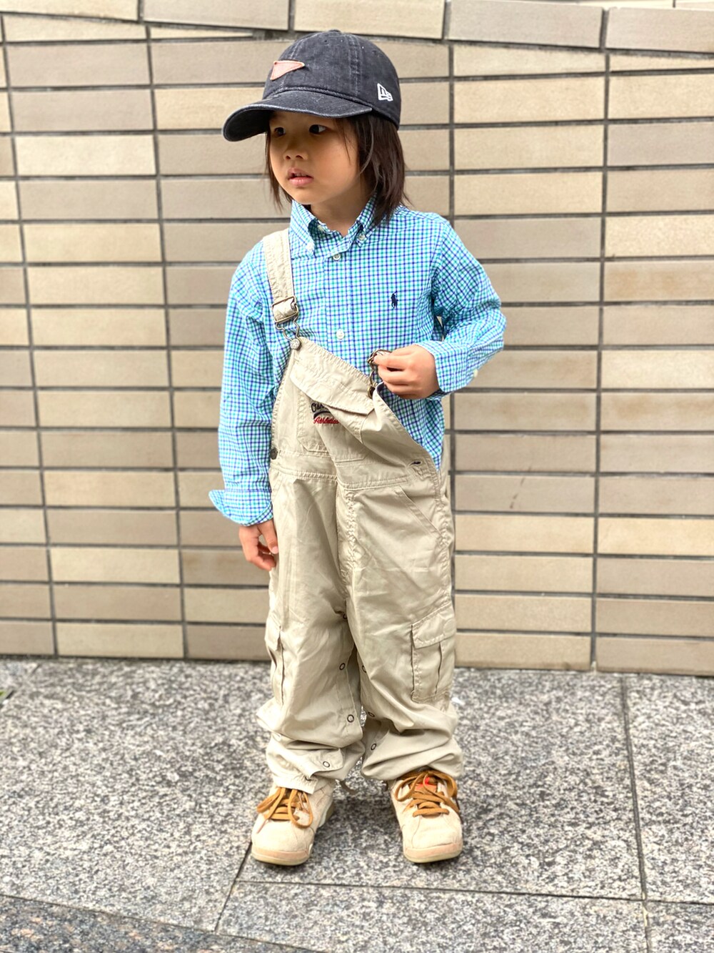 その他のシャツ/ブラウス、ベージュ系のサロペット/オーバーオール、ベージュ系のスニーカーを着用したキッズの秋コーディネートの3枚目の写真