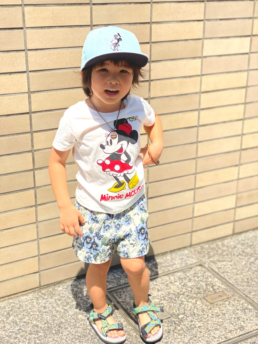 ホワイト系のTシャツ/カットソー、その他のその他パンツ、グリーン系のサンダルを着用したキッズの夏コーディネートの5枚目の写真