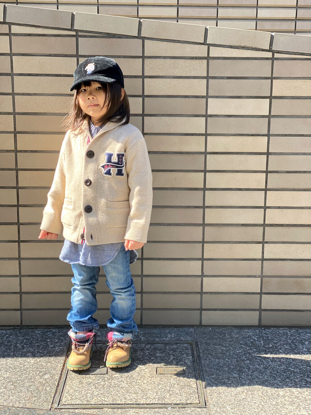 「プチプラ、春コーデ、キャップ、カーディガン、カジュアルコーデ、ジーンズ、コーデュロイ、デニム、ブーツ、Timberland、Polo Ralph Lauren、古着MIX」｜「POLO RALPH LAURENのアイテム（キャップ、ブラック系）」を使った、Rin&Rayさん（キッズ・100cm）の冬コーディネートの2枚目の写真