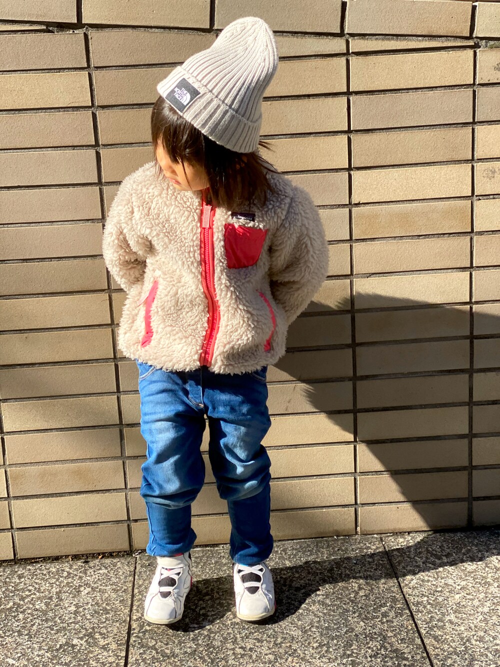 「キッズコーデ、古着MIX、パタゴニア、レトロX、デニム、ノースフェイス、フリース、ニット帽、スニーカー、ジョーダン、ストリート、THE NORTH FACE、モコモコアウター」｜「THE NORTH FACEのTHE NORTH FACE/ザ・ノース・フェイス/KIDS' CAPPUCHO LID/キッズ カプッチョリッド/HEADWEAR/ﾍｯﾄﾞｳｪｱ/NNJ41710/KIDS' CAPPUCHO LID（ニットキャップ/ビーニー、ベージュ系）」を使った、Rin&Rayさん（キッズ・100cm）の冬コーディネートの3枚目の写真
