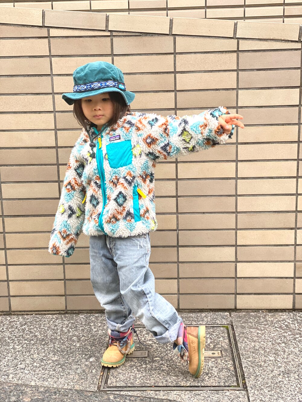 「Timberland、ブーツ、XLARGE、patagonia、レトロX、もこもこ、フリース、コーデュロイ、ストリート、ハット、2000年代、モコモコアウター、アウトドアスタイル、古着MIX、ワイドパンツ」｜「DIESELのアイテム（デニムパンツ、ブルー系）」を使った、Rin&Rayさん（キッズ・100cm）の冬コーディネートの2枚目の写真