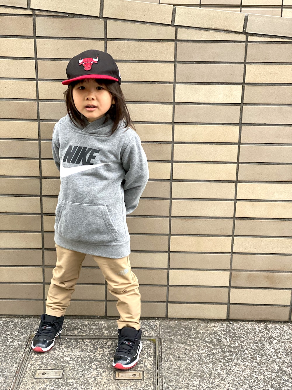 「NIKE、キッズファッション、シンプルコーデ、春コーデ、キャップ、ジョーダン11、Jordan11、パーカー、スニーカー、THE NORTH FACE、ストリート」｜「NEW ERAのアイテム（キャップ、ブラック系）」を使った、Rin&Rayさん（キッズ・100cm）の冬コーディネートの2枚目の写真