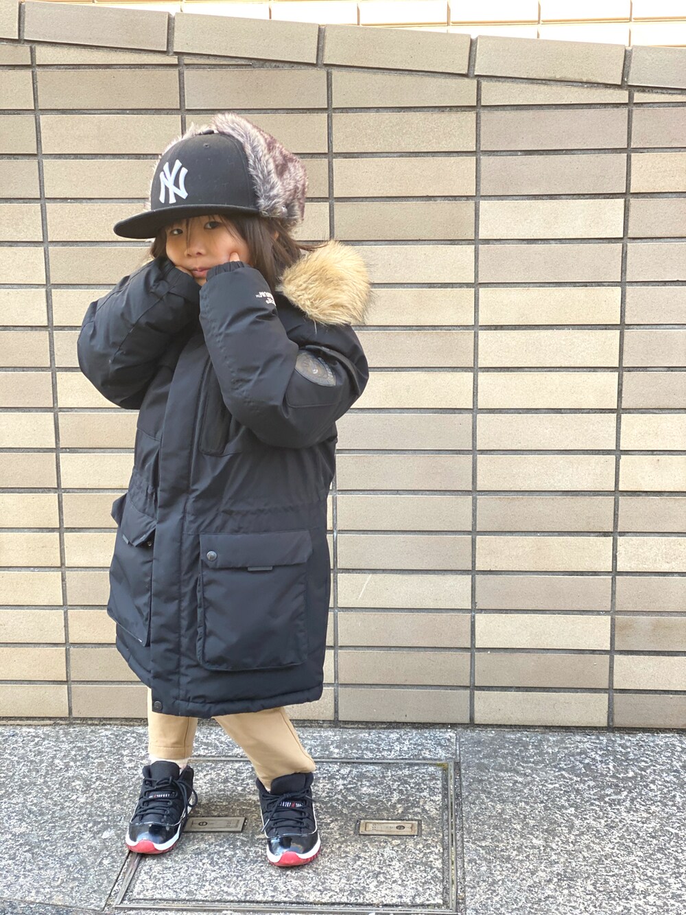 「ダウンジャケット、THE NORTH FACE、McMurdo Parka、キャップ、NEW ERA、ジョーダン、Jordan、Jordan11、ストリート、冬コーデ、マクマードパーカー」｜「NEW ERAのニューエラ キッズ キャップ 耳あて付き 59FIFTY DOG EAR MLB ニューヨークヤンキース NEW ERA KIDS（キャップ、ブラック系）」を使った、Rin&Rayさん（キッズ・100cm）の春コーディネートの2枚目の写真