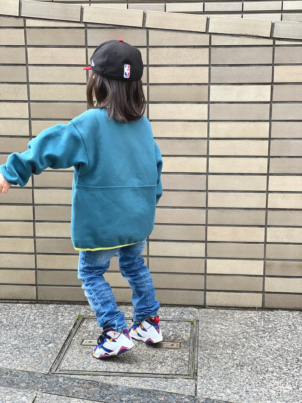 「フリース、春コーデ、ジーンズ、デニム、キャップ、グリーン、スニーカー、ジョーダン、Jordan、patagonia、patagoniaのフリース」｜「NEW ERAのアイテム（キャップ、ブラック系）」を使った、Rin&Rayさん（キッズ・100cm）の春コーディネートの2枚目の写真
