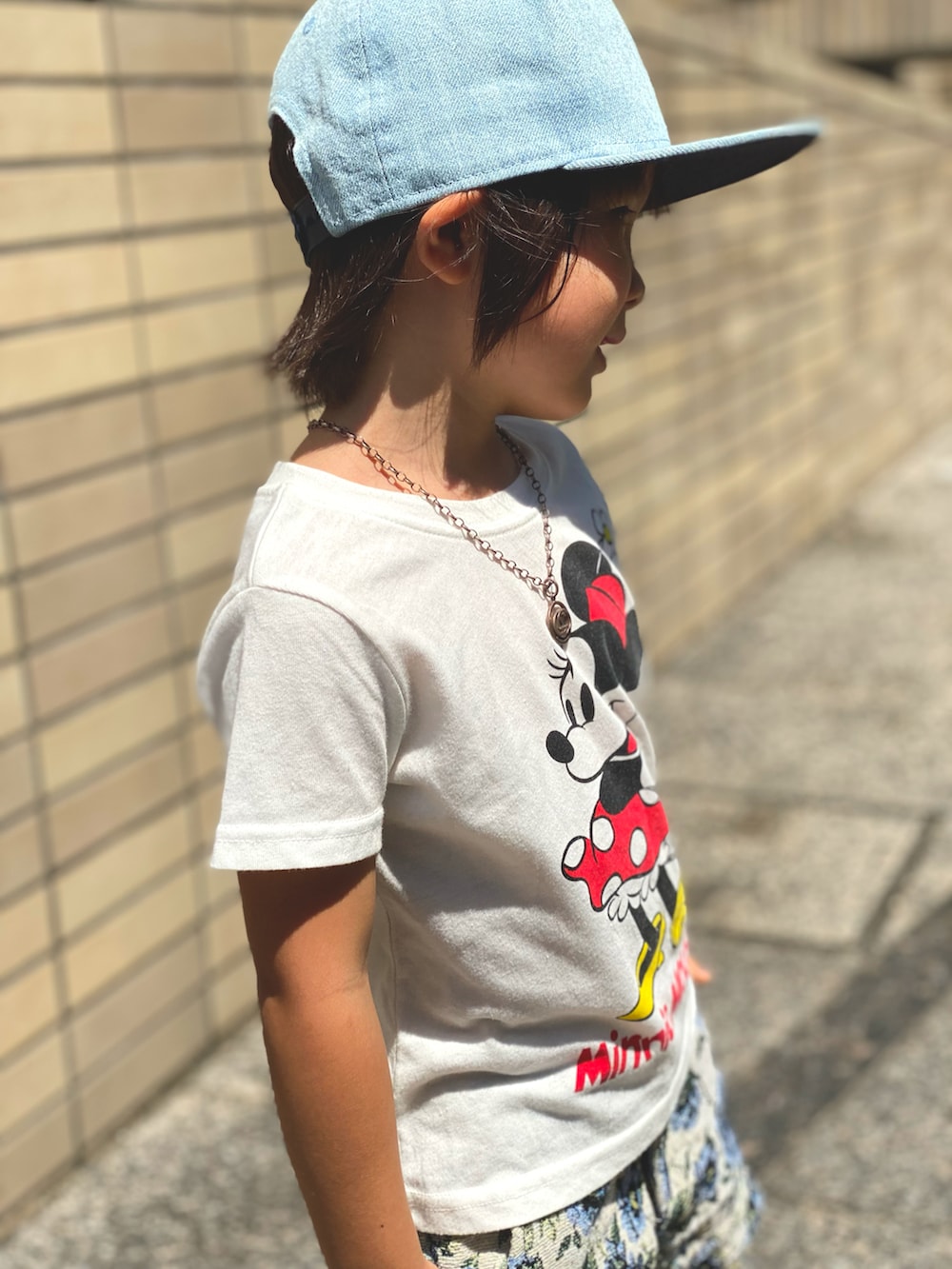 ホワイト系のTシャツ/カットソー、その他のその他パンツ、グリーン系のサンダルを着用したキッズの夏コーディネートの4枚目の写真