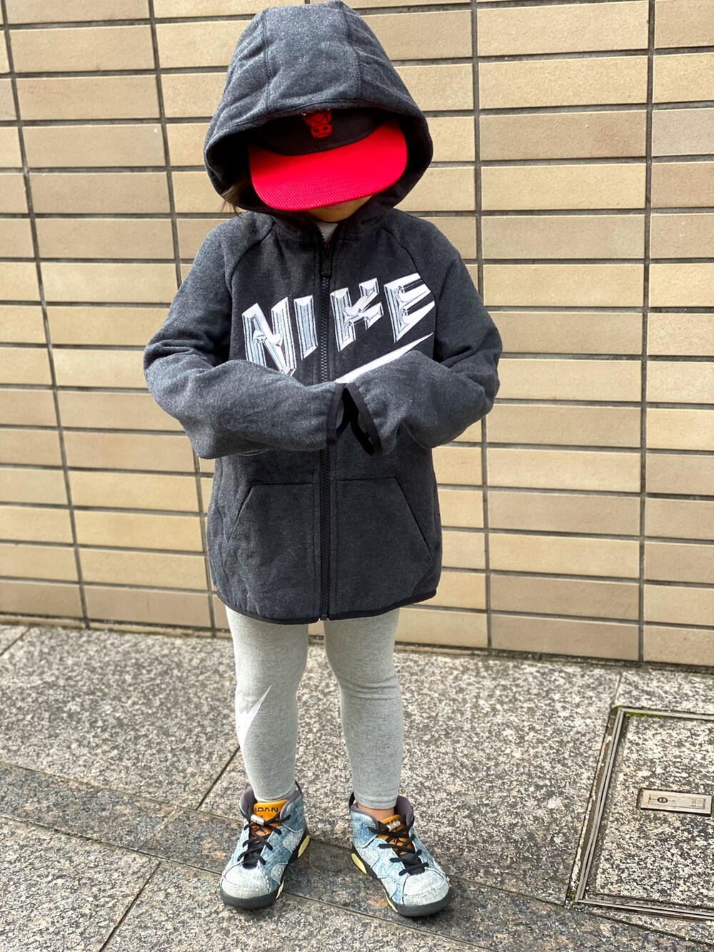 グレー系のその他パンツ、ブルー系のスニーカー、ブラック系のパーカーを着用したキッズの秋コーディネートの2枚目の写真