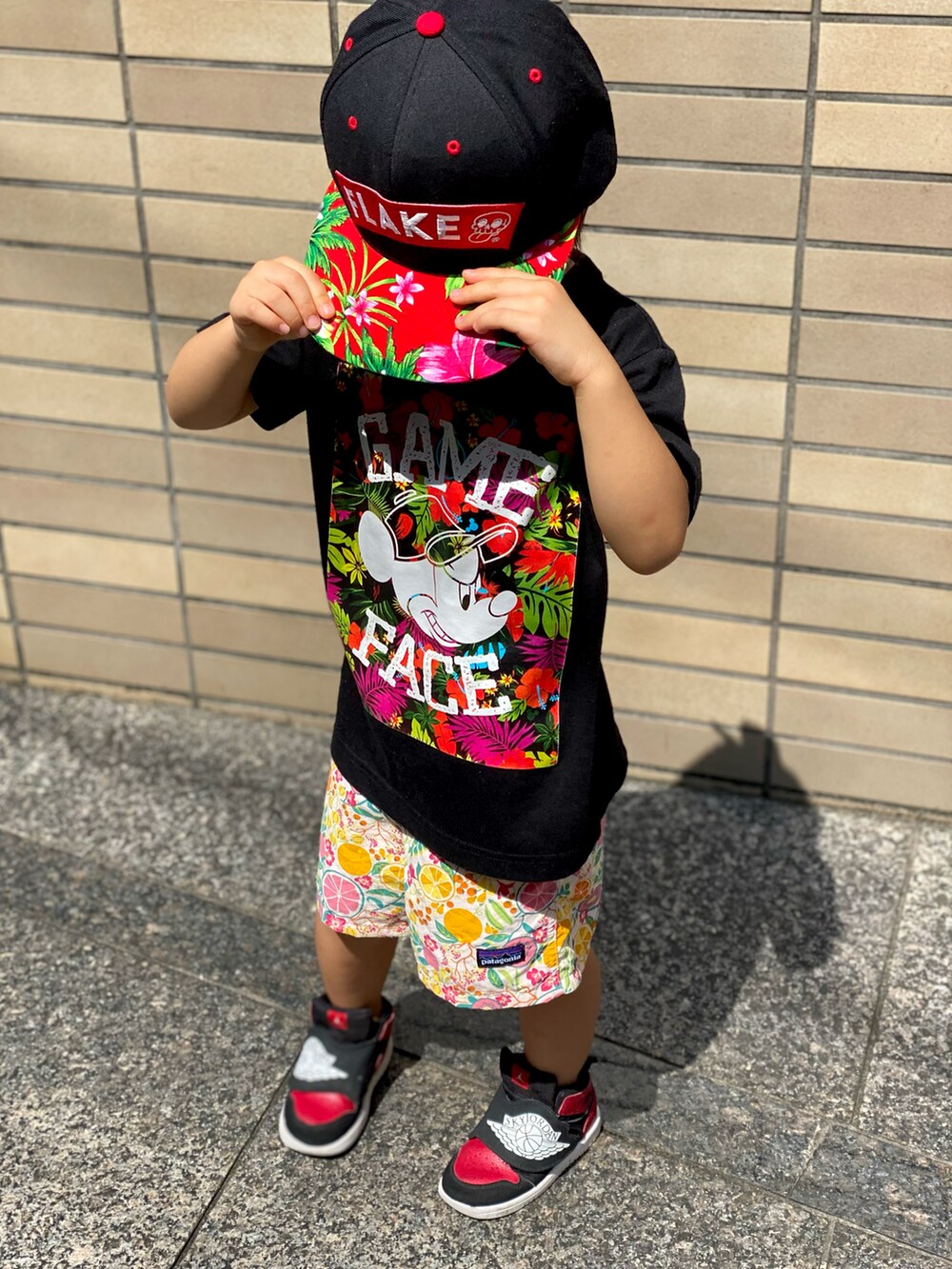 ブラック系のTシャツ/カットソー、その他のその他パンツ、レッド系のスニーカーを着用したキッズの夏コーディネートの2枚目の写真