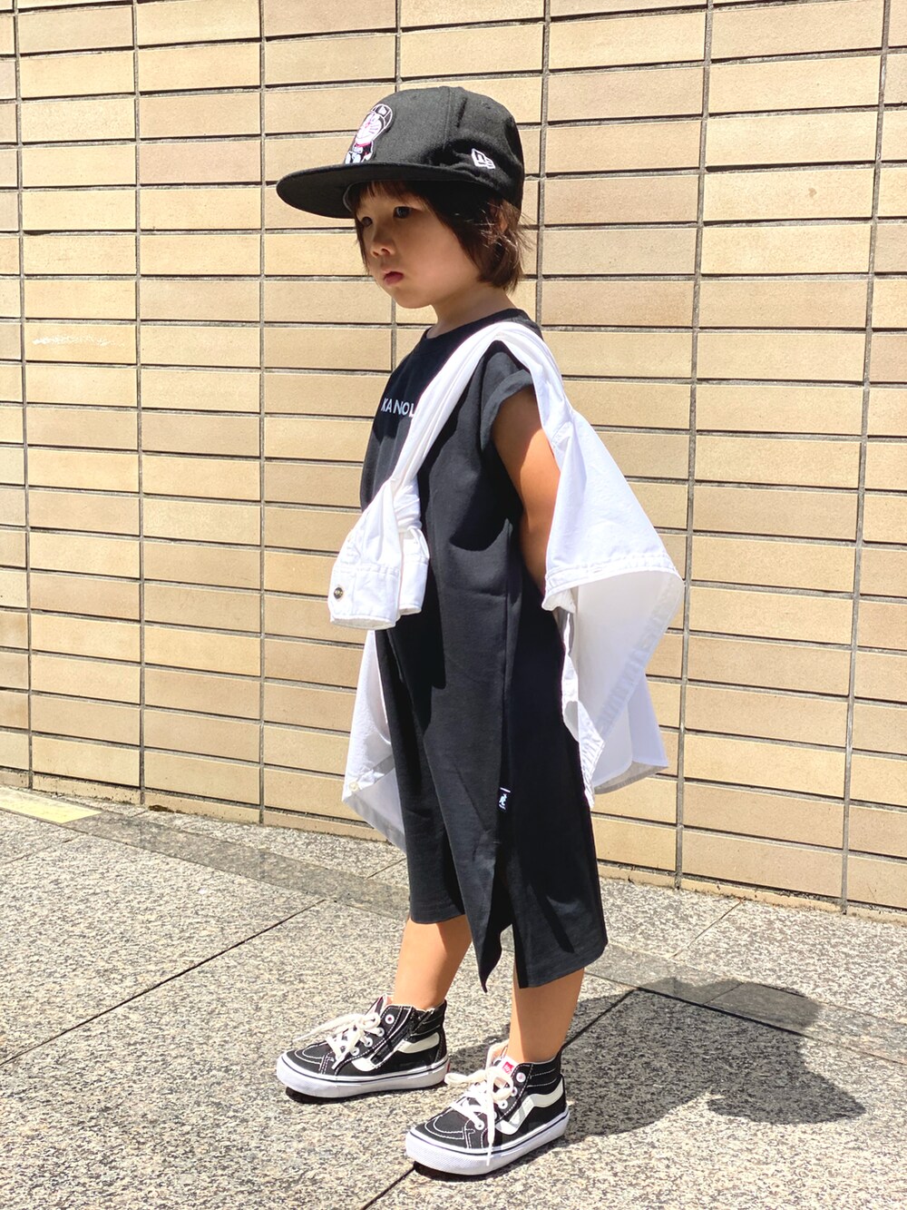 「たすき掛け、シャツスタイル、Tシャツ、Tシャツワンピ、バンズ、スニーカー、ブラック×ホワイト、ニューエラ、カンゴール、夏コーデ、scotch&soda、カジュアルコーデ、キャップ、ロゴT、モノトーン」｜「NEW ERAのニューエラ KIDS ドラえもん シッティング（キャップ、ブラック系）」を使った、Rin&Rayさん（キッズ・100cm）の夏コーディネートの2枚目の写真
