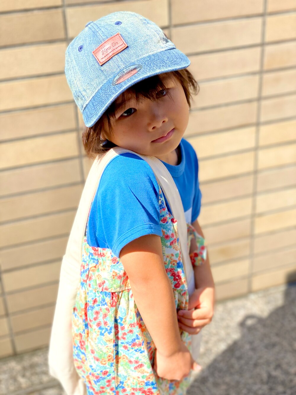 「サロペット、ポーター、スニーカー、ナイキ、ショルダーバッグ、トートバッグ、花柄、キャップ、ニューエラ、古着MIX」｜「HELLY HANSENのアイテム（Tシャツ/カットソー、ブルー系）」を使った、Rin&Rayさん（キッズ・100cm）の秋コーディネートの5枚目の写真