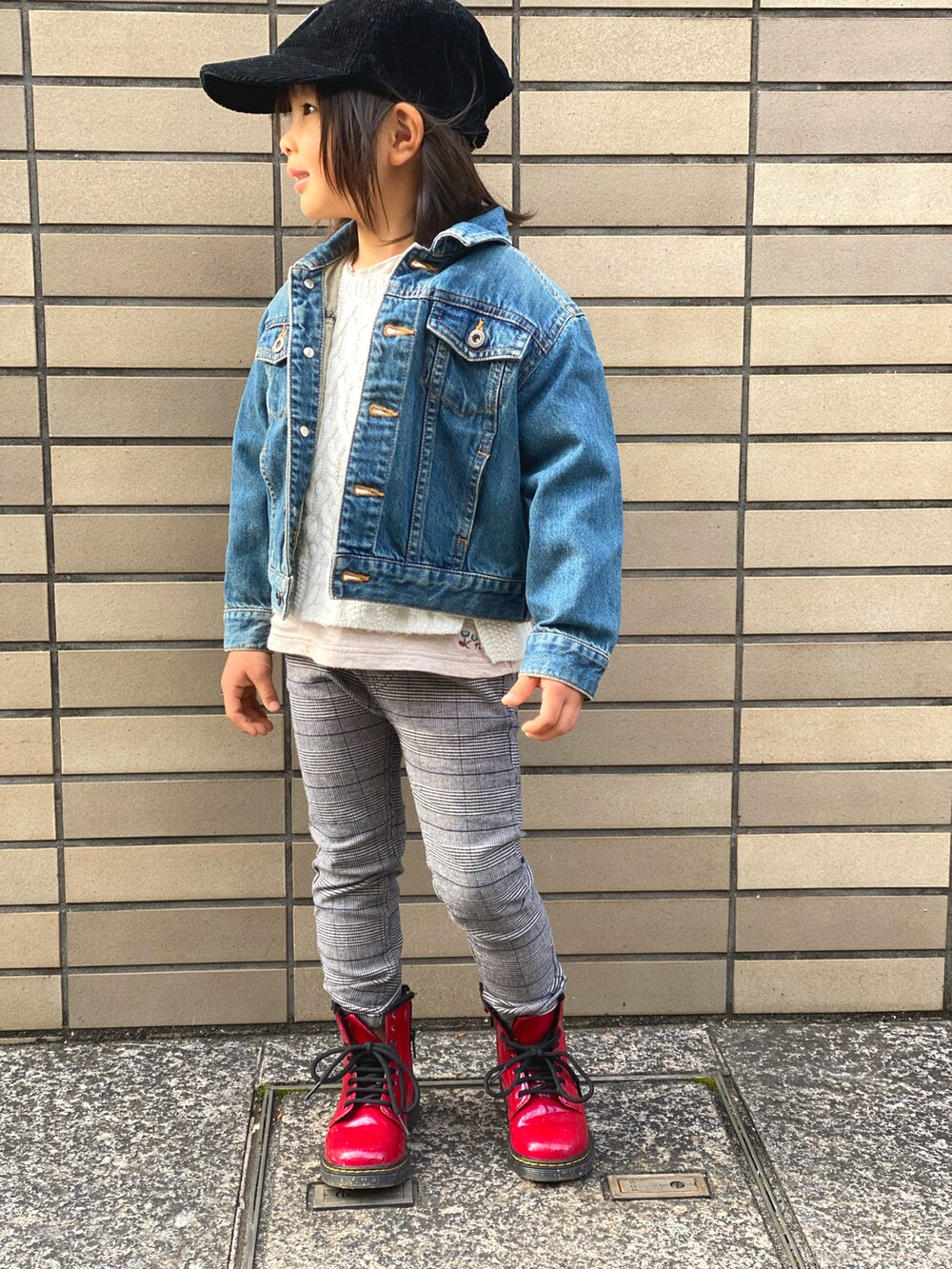 「キッズファッション、古着MIX、重ね着、古着、デニムジャケット、Gジャン、キャップ、コーデュロイ、ニット、Polo Ralph Lauren、Dr.Martens、レイヤードスタイル」｜「POLO RALPH LAURENのアイテム（キャップ、ブラック系）」を使った、Rin&Rayさん（キッズ・100cm）の冬コーディネートの2枚目の写真