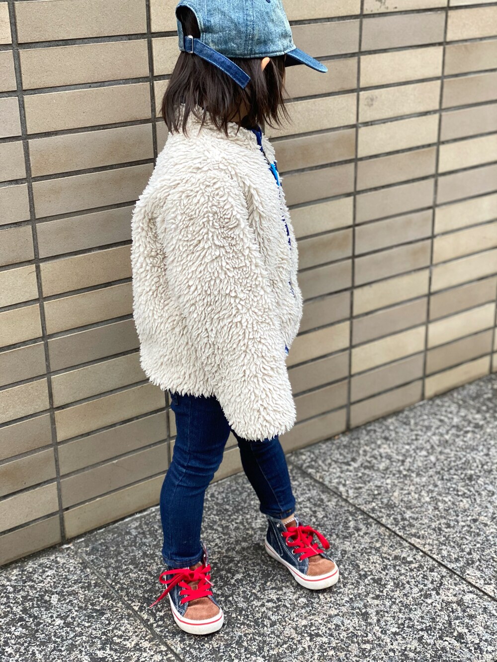 「WEARハロウィン2022、キッズファッション、デニム、パタゴニア、レトロX、パタゴニアレトロX、フリース、ニューエラ、バンズ、キャップ、ジャケットスタイル、ビッグシルエット、モコモコアウター」｜「NEW ERAのニューエラ キッズ キャップ 9TWENTY WASHED DENIM ウォッシュドデニム ウォッシュ加工 NEW ERA YOUTH（キャップ、ブルー系）」を使った、Rin&Rayさん（キッズ・100cm）の秋コーディネートの4枚目の写真