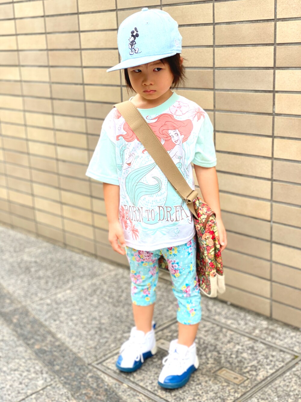 ホワイト系のTシャツ/カットソー、その他のショルダーバッグ、ホワイト系のスニーカーを着用したキッズの夏コーディネートの3枚目の写真