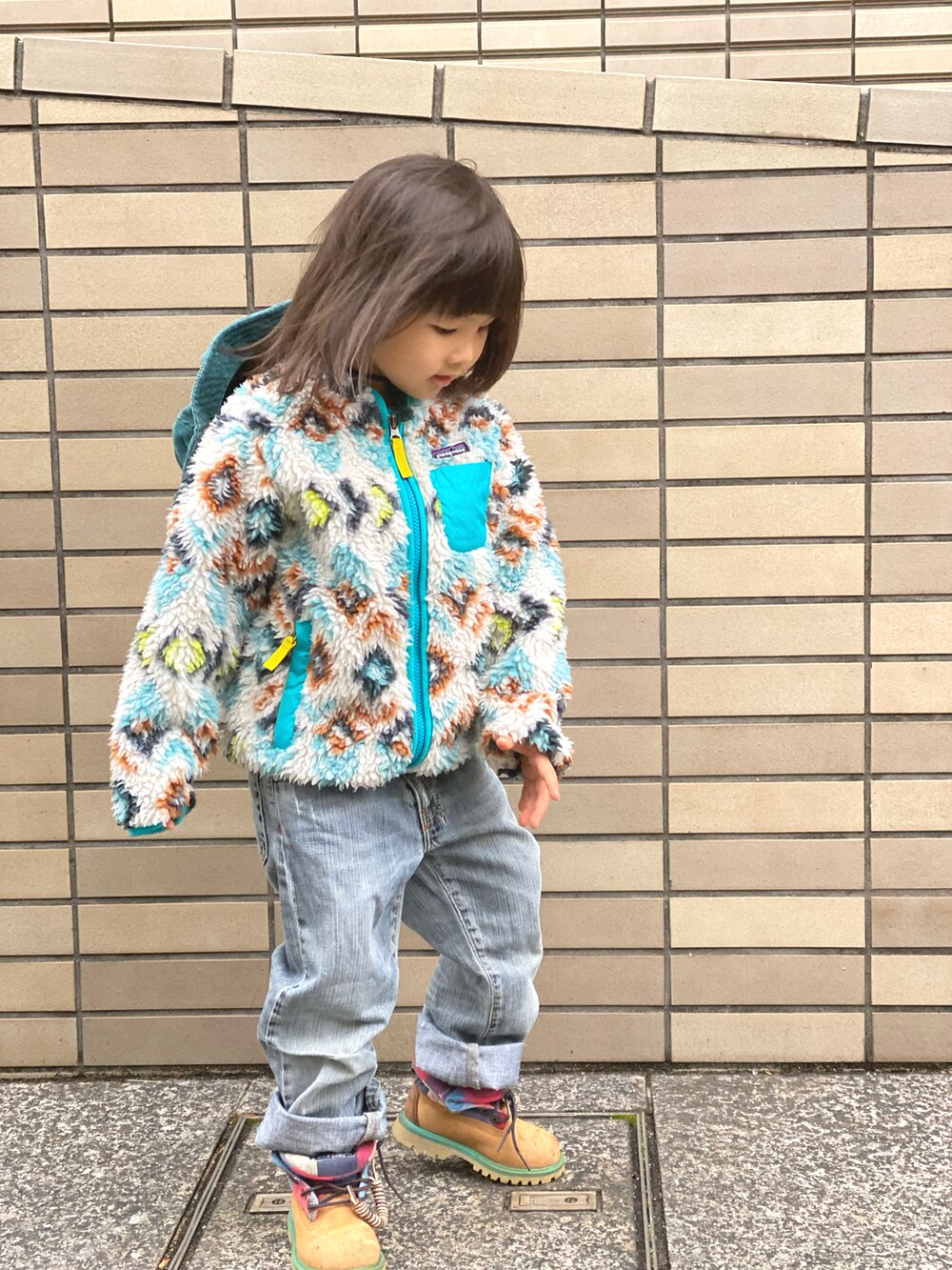 「Timberland、ブーツ、XLARGE、patagonia、レトロX、もこもこ、フリース、コーデュロイ、ストリート、ハット、2000年代、モコモコアウター、アウトドアスタイル、古着MIX、ワイドパンツ」｜「DIESELのアイテム（デニムパンツ、ブルー系）」を使った、Rin&Rayさん（キッズ・100cm）の冬コーディネートの3枚目の写真